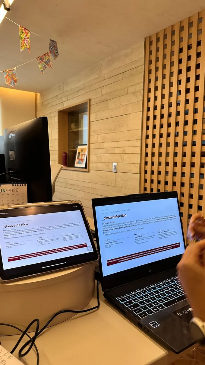 Dois notebooks lado a lado exibindo um relatório de clash detection